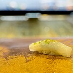 鮨 難波 - アカイカ。 サクッと感とねっとり感をあわせ持つ包丁が入ってて、食感も舌触りもいいですねー。 噛むほどに味わい深いイカらしい甘さがとろけます。 相変わらず香り高いシャリも素晴らしい。