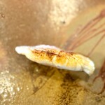 鮨 難波 - ノドグロ。 出ました、今や全国メジャーなノドグロ。 富山湾のノドグロは鮮度、品質ともに最高級です。 炭火で丁寧に炙られた旨すぎる脂はシャリにまで染み込み、温度、香り、旨味は最高潮に。 絶頂に達する数十秒。