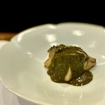 鮨 難波 - 難波さんではめずらしいアワビ。 3時間ほど低温調理して肝ソースで和えてます。 まぁ、どこをどう見ても旨いに決まってる逸品。 自ずと酒を呼ぶのですよ。 今日は飲んじゃいそう。