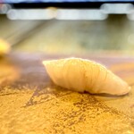 鮨 難波 - キジハタ。 白甘鯛と並ぶ白身の最高峰。 歯ごたえ、旨味、香りを含め、鮨の完成形です。 問答無用に旨い。