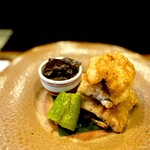 鮨 難波 - アナゴ。 昆布の佃煮とししとう。 これ、たっぷりすぎ。 ウナギ、アナゴのつまみって、ちょっぴりで、もうちょいほしい、、ってことが多いけど、 これはすんごいボリューム。 これも難波さんらしい（笑）。 遠慮なくムシャムシャいきます。