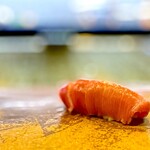 鮨 難波 - 中トロ。 これも肌理細かな肉質と脂。 煮切りつけていただくだけで旨すぎ。