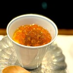 鮨 難波 - 茶碗蒸し。 底にごま豆腐、その上に焼きナス、そしてイクラ。 異なる香り、異なる味わいを、卵感たっぷりに包みこんだ、鮨屋らしくない、かつ、 難波さんらしい逸品。 暑い日でも、熱々の料理が美味しい。