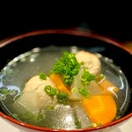 鮨 難波 - 椀。 マグロのつみれの椀。 驚くのは、マグロの出汁が甘く繊細で優しいこと。 あんなデカくて脂たっぷりな強そうなマグロ出汁は、力強いカツオ出汁とはまったく異なる味わい。 へぇ〜、旨いですね、これ。