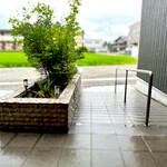 鮨 難波 - 店から道路側への視点。 タクシーからすぐにスロープ、そしてフラットな店内へ。