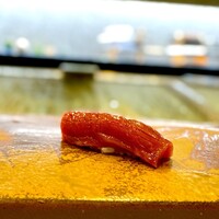 鮨 難波 - マグロ。 これは富山産ではないやつ。 しっとりと舌にすいつくような本マグロの舌触り。 酸味、甘み、香りもいい。