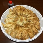 餃子 照井 福島駅東口店 - 久しぶりの持ち帰りの円盤餃子。今夜は半皿ではなく、一皿を味わいます。家族で二皿をアッと言う間に完食しました。