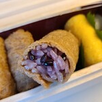 鮨 三心 - ㉖南関揚げの稲荷寿司【追加】
      甘く煮られた南関揚げ、お出汁が滲みていて、濃いめな味わいなのだけど癖になりそうな味わいです
      中はシャリではなく小豆ご飯
