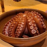 鮨 三心 - ❷レア茹で揉み真蛸(兵庫県明石産、雌、2.2kg)
      塩揉みせず、1時間揉んでヌメリを取った真蛸をサッと茹でてありピカピカです
      吸盤が規則正しく並んでいるので雌、大きいが雌は繊維が軟らかいのが特徴