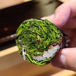 鮨 三心 - ❺昆布〆したハーブのベビーリーフ(広島県久井産、梶谷農園)と削り立て鰹節の海苔巻き 
      映えのハーブサラダ巻なのに、ハーブの昆布〆とか圧倒される工夫、どうしたらより美味しくなるかの探究心が強いのでしょう