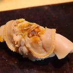 鮨 三心 - ⑯煮汀線蛤(千葉県産)
      非常に軟らかく煮られ、奥行きのありつつ輪郭のハッキリした旨みが噛むほどに拡がります
      私は此迄、朝鮮だと思っていましたが汀線(波打ち際の意味)でした、謹んで訂正致します