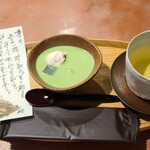 鮨 三心 - ㉙冷製抹茶お汁粉、アイス添え
      白玉団子が入った抹茶汁粉、アイスと氷が入って涼やかです
      真夏のデザートらしく清涼感があって良いですね
      お飲み物③ハーブ茶《デザート用》