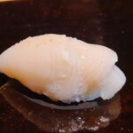 鮨 三心 - ⑥藻塩〆黒鮑貝柱(千葉県産)
      生黒鮑の軸というか貝柱を超薄切りにしてから少しズラして重ねたモノ、表面積が広くて際立った旨みが舌をダイレクトに刺激、食感も軟らかくて抜群に美味しく、素晴らしい