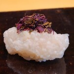 鮨 三心 - ⑬皮剥ぎ骨切り鱧(韓国産、雌)の生つくね、紫蘇のベビーリーフ載せ
      白海老の様な蕩ける食感、味わいは鱧の濃厚な脂の旨み、論文によると韓国産鱧は水温が低く成長が遅くて身体に脂を蓄える性質があり味わいが濃厚