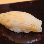 鮨 三心 - ⑧酢〆剣先烏賊(長崎県産)
      表面は片縦長の溝入れ、裏面は細工包丁を入れているのに加え、酢締めでより軟らかくしてありますが、酢を感じることはありません
      滑らかに蕩ける様な舌触り、旨みも素晴らしい
