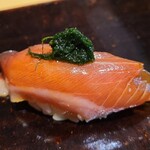 鮨 三心 - ⑩根付き鰹(熊本県天草産、2年魚)、八代海苔(熊本県八代産)載せ
      中トロみたいな色味、戻り鰹の様な脂とは異なり、あみ海老等を食べた鰹の脂の軽やかな旨みと滋味は正に極上、八代海苔の鼻に抜ける香りも○