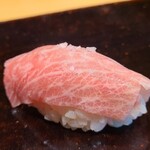 鮨 三心 - ⑭本鮪中トロ(青森県小泊産、160kg)
      中トロの下に刻んだ大トロの蛇腹が入っており、綺麗なサシの入った殆んど大トロのよう腹トロに極上の蛇腹の脂が後から主張してきますので、本鮪至上主義者も納得な一貫