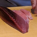 鮨 三心 - ⑩根付き鰹(熊本県天草産、2年魚)
      根とは海底の小山でプランクトンやあみ蝦が湧く様に豊富な場所、力のある個体のみが集まり、沢山食べて脂がのり、腹身が中トロの様な色、しかも青年魚なので香りも良い