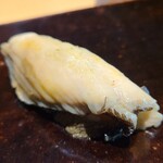 鮨 三心 - ㉕薄切り黒鮑(千葉県産)巻き、裏漉し肝ソース【追加】
      肝の磯の香り、薄切りで軟らかな舌触り、滋味のある旨みも噛む程に拡がり幸せに浸ります
      数多ある黒鮑とは全く異なる唯一無二な黒鮑の握り鮨