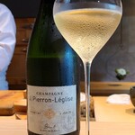 鮨 三心 - お酒⑤ジ・ピエロン・レグリーズ・ブラン・ド・ブランNV(RMシャンパーニュ、フランス)
      葡萄品種:シャルドネ100％