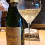 鮨 三心 - お酒⑦レゼルヴ・カルト・ドールNV(RMシャンパーニュ、フランス)
      葡萄品種:ピノ・ノワール75％、シャルドネ25%