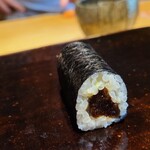 鮨 三心 - ㉒干瓢(滋賀県産)巻き
      海苔の薫りを楽しみつつ、米酢メインで赤酢を注したブレンドのシャリの美味しさを素直に味わう