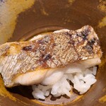 鮨 三心 - ❸炭火焼き太刀魚(神奈川県小柴産)のマイクロ丼、シャリに少し鬼卸しの辛味大根を加えて
      鬼卸しの辛味大根をシャリに加えてありアクセントになっていますが、ここまでが凄過ぎてちょっとモノ足りなく感じてしまう