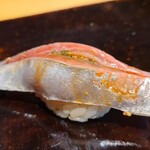 鮨 三心 - ㉑根付き真鰺(熊本県天草産)
      根に付いては鰹の写真を参考にして下さい
      根付き真鰺は白銀になり皮も美しい、香りも良くて旨みもバッチリ
      因みに瀬付きは背中が真っ黒になります