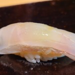 鮨 三心 - ⑦白甘鯛(和歌山県戸坂産)
      塩ではなく重しでプレス脱水
      塩による浸透圧は水分が抜け細胞が締まるので少し硬くなるが、物理的圧力で搾るので身が軟らかくなり、旨みが強くなったというか感じ易くなっています