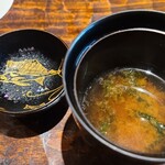 鮨 三心 - ㉓赤出汁
      魚介の出汁、青海苔入り、味噌の使い方は穏やかで、しっかり旨みがあって飲み易いです