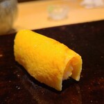 鮨 三心 - ㉗薄焼き玉子巻き
      芝海老の朧入り薄焼き玉子、オールドスタイルな玉子ですが、逆に今はやっているお店が少なくて新鮮な感じがします