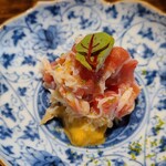 鮨 三心 - ❶茹で毛蟹の解し身(北海道噴火湾産)&北紫雲丹(北海道産)&酢漬蕃茄(北海道仁木産)のシャーベットの和え物、姫酸葉のマイクロリーフ載せ
      北紫雲丹と毛蟹の美味しさの融合、シャーベットの存在感が見事な逸品