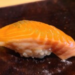 鮨 三心 - ㉔琵琶鱒(滋賀県琵琶湖産)【追加】
      産卵は秋、旬は晩春~夏、桜鱒亜種
      脂のりが良く、蕩ける脂の旨みが素晴らしい
      桜鱒ほど濃厚ではなくスッキリとした後味
      琵琶鱒の当たり年みたいで良い個体に出会えて嬉しい