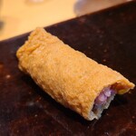 鮨 三心 - ㉖南関揚げの稲荷寿司【追加】
      甘く煮られた南関揚げ、お出汁が滲みていて、濃いめな味わいなのだけど癖になりそうな味わいです
      お土産にも頂きましたが作り立てを食べたかった
      中はシャリでなく小豆ご飯