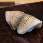 鮨 三心 - ⑮新子(熊本県天草産)1.5枚載せ
      産卵は春、新子→小鰭→中墨→鮗、寿命3年
      新子の旬は初夏、香りが際立つ仕込みですが、殆んど小鰭サイズなので脂の旨みもしっかりと感じます