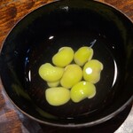 鮨 三心 - ⑲茶豆(新潟県産)のお浸し
      スッキリした青い甘みと旨み、淡く透明感のある出汁のお浸し
      丁度、口直しの役割になっていますね