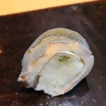 鮨 三心 - ⑪蓼酢〆鮎(岐阜県長良川産)の棒寿司、うるか添え
      塩焼きこそ最強だと思いますが、この様な鮎の食べ方もありそうで無かったのが不思議な位
      目から鱗が落ちそうな鮎棒寿司でした