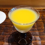 鮨 三心 - ❹玉蜀黍(長崎県産ゴールドラッシュ)の摺り流し冷製スープ
      玉蜀黍の芯の出汁で茹でた玉蜀黍の身を木綿で裏漉した滴のみで作ってあるそうで1本の玉蜀黍でお猪口2杯分しか取れない、甘くて滑らかな口当たりが最高