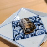 鮨 三心 - ⑰炭火焼き鱧皮(韓国産、雌)
      産卵は夏、旬は初夏と晩秋の2回
      雌は赤銅色で大きく、雄は青緑色で小さく不味い
      皮下に脂があるので炭火で焼くと芳ばしくなり、脂も活性化し旨みが強くなります