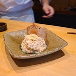 鮨 三心 - ❶茹で毛蟹の解し身(北海道噴火湾産)
      丁寧に剥かれた毛蟹、殻の欠片など微塵も感じません
      甲殻類は臭みが出易いのですが、鮮度が良く、むしろ香りが楽しめるほど
      勿論、甘くてコクのある旨みが味わえました