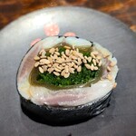 鮨 三心 - ⑱芽葱昆布巻きの鰯(千葉県産)海苔巻き、白胡麻(鹿児島県喜界島産)載せ
      芽葱の香り、昆布の旨み、鰯の香りと脂の濃い旨み、白胡麻の食感とコク、海苔の磯の香り、大将は香りと旨みの両立を凄く意識していそう