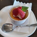 カフェテリア アメニティ - クレーム・ブリュレにイチゴと生クリームをのせたケーキ