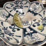 寺子屋 すし匠 - こち(左)とまこがれい(右)の刺身