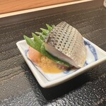 寺子屋 すし匠 - 甘海老と小肌で紫雲丹と大葉をサンドしたおつまみ