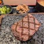 感動の肉と米 - ハラミと小皿たち