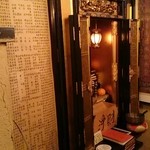 坊主バー - 仏壇があります。
