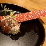 ウエストパパ - ハピバ会：カツオの漬けのフレッシュモッツァレラチーズファルシ・ビーツとセサミのクラッカー添え