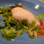 ウエストパパ - ハピバ会：チキンとビーツのキューブ・パクチーのスパイスサラダ・ビーツと蕎麦茶の泡のソース