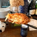 ボンソワショクドウ - 揚げたての小さめなチキンカツは、外はカリカリで中は柔らかく、ジューシーで美味しい‼️