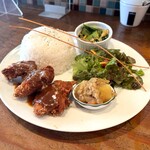 ボンソワショクドウ - 野菜がしっかりとれるのは嬉しい☺️もう少しチキンカツがほしい（笑）